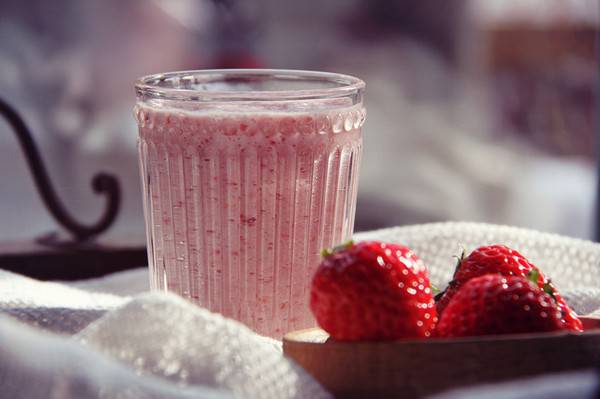 点击大图看下一张：自制草莓奶昔味道幼甜爽滑