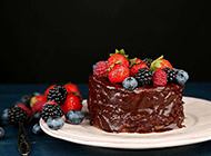 可口的草莓黑巧克力蛋糕图片