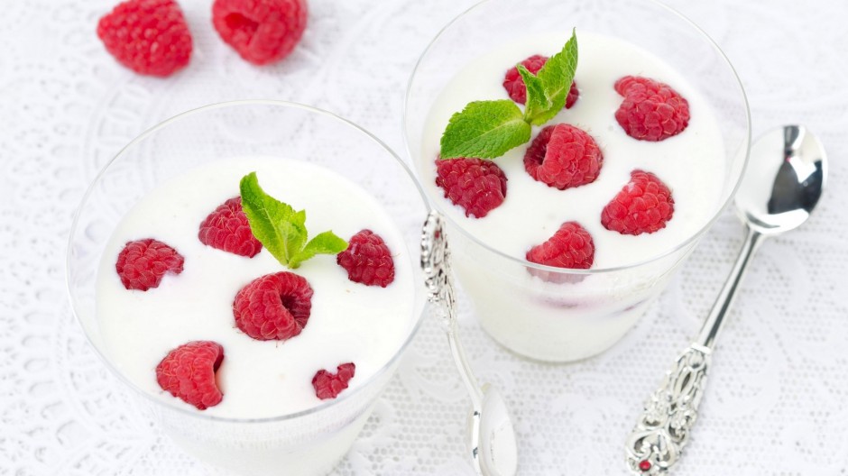 点击大图看下一张：牛奶水果布丁甜点图片营养健康