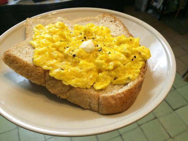 点击大图看下一张：营养早餐黑椒荷包蛋配全麦吐司