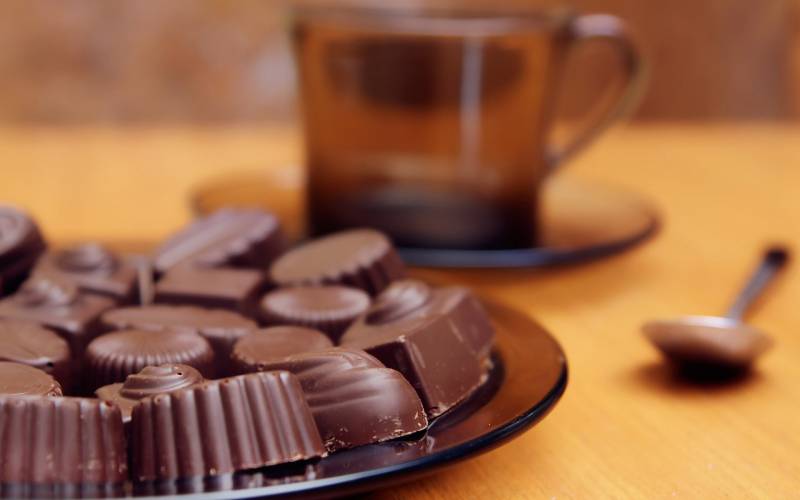 点击大图看下一张：甜美巧克力爱心美食图片