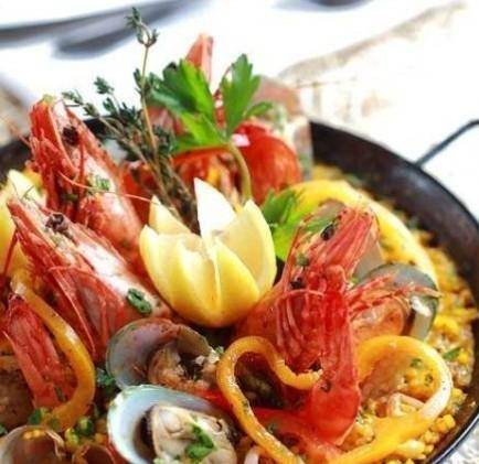 点击大图看下一张：美味的西班牙海鲜焗饭图片