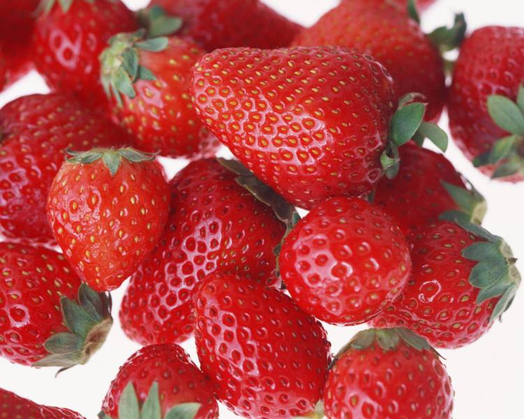 点击大图看下一张：诱人草莓甜点清新水果蛋糕