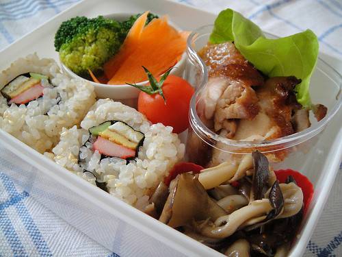 点击大图看下一张：日式简易米饭便当营养丰富
