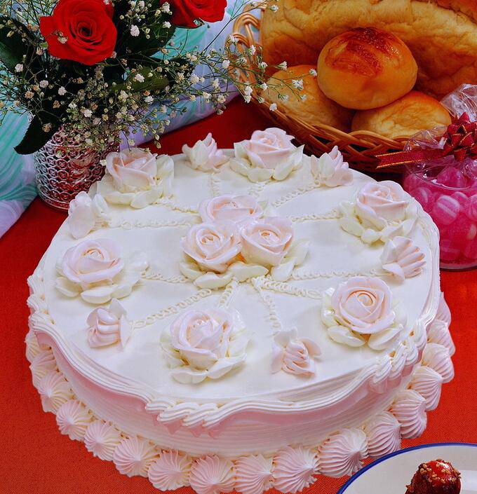 点击大图看下一张：圆形的奶油玫瑰花蛋糕图片