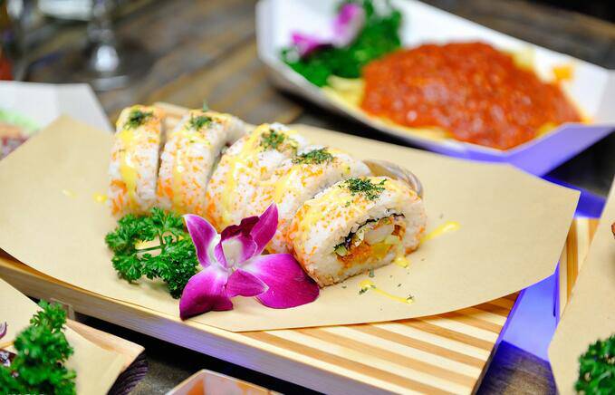 点击大图看下一张：口味鲜美的日本海鲜寿司饭团