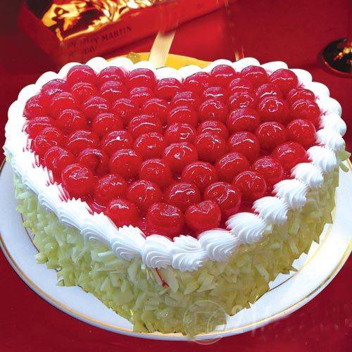 点击大图看下一张：送情人的水果心型蛋糕图片