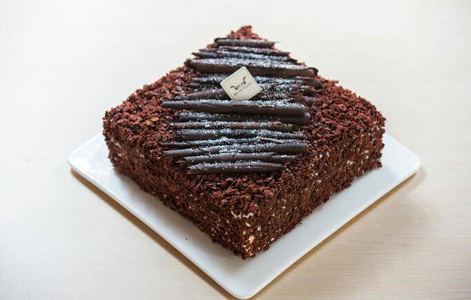 点击大图看下一张：简单的方形巧克力蛋糕图片