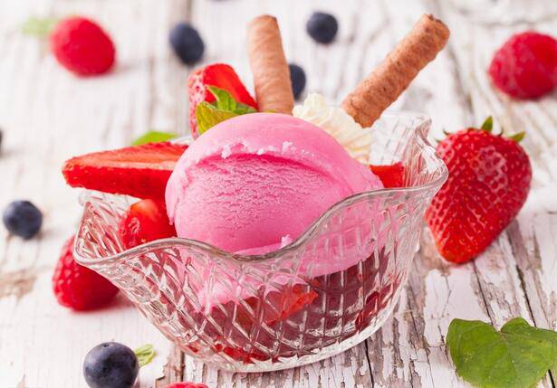 点击大图看下一张：唯美甜蜜草莓冰淇淋图片