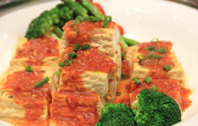 点击大图看下一张：广东客家小吃酱汁酿豆腐图片