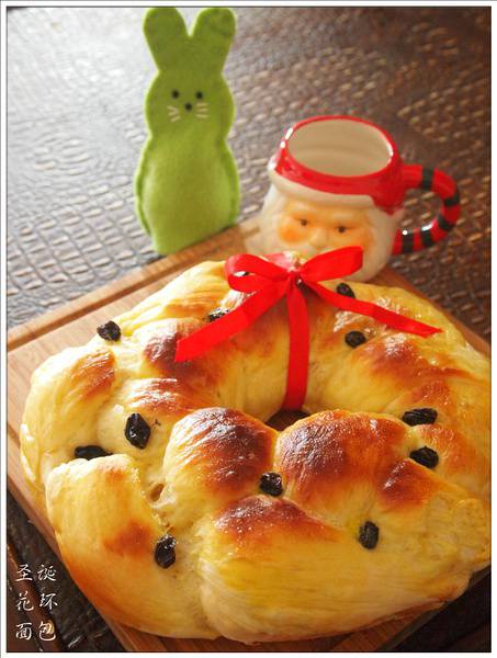 点击大图看下一张：小朋友最爱吃的圣诞花环面包