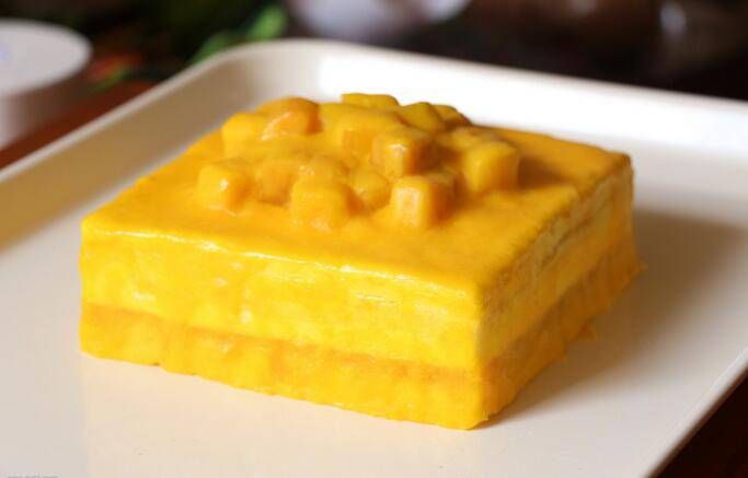 点击大图看下一张：金黄诱人的4寸芒果蛋糕图片