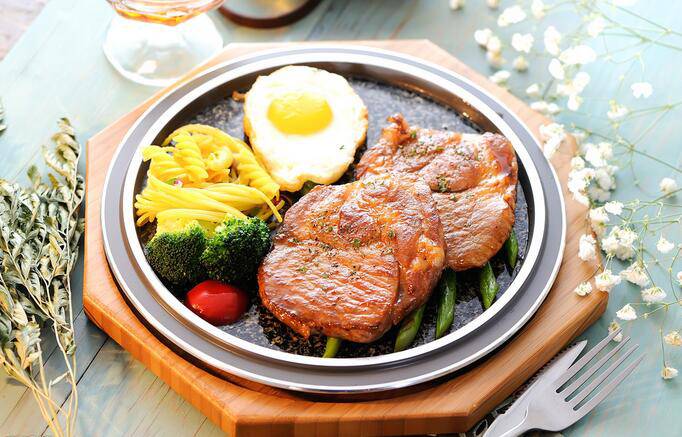 点击大图看下一张：韩式铁板烤肉超清图片