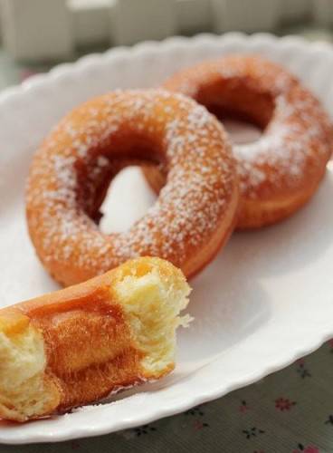 点击大图看下一张：诱人的甜甜圈制作图片