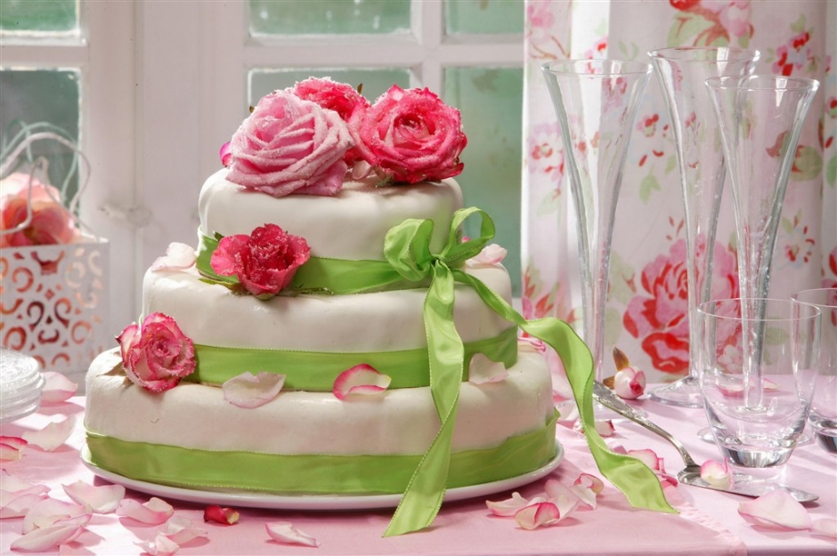 点击大图看下一张：玫瑰花蛋糕图片 漂亮的玫瑰花蛋糕