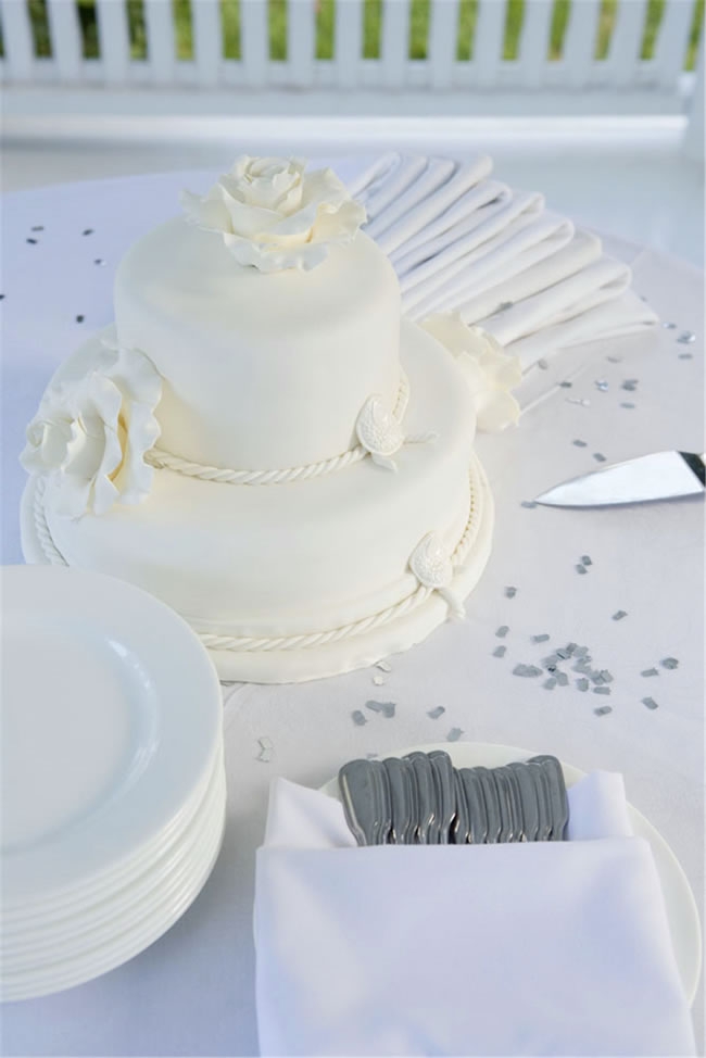点击大图看下一张：白色蛋糕图片 三层白色婚礼蛋糕图片欣赏