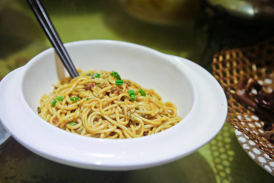 点击大图看下一张:香熏诱人的拌面早餐美食