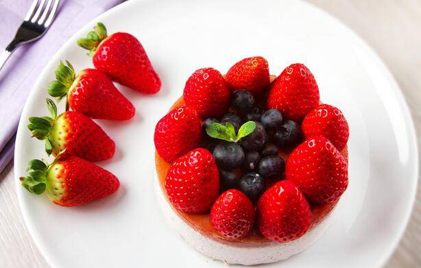 点击大图看下一张：新鲜的草莓蓝莓蛋糕图片