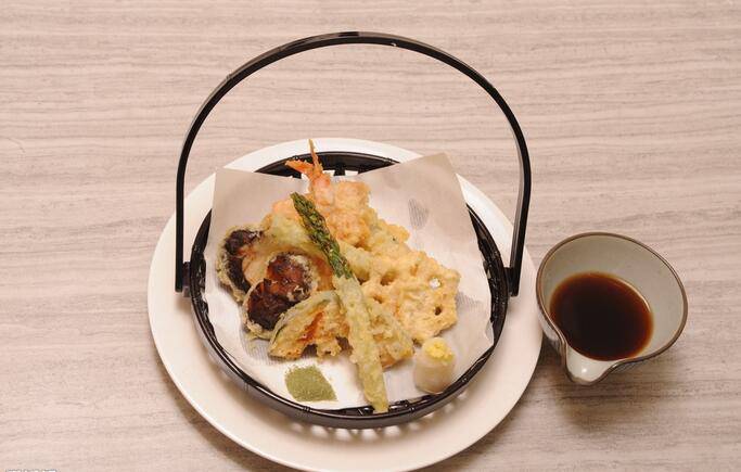 点击大图看下一张：香气迷人的日式海鲜料理图片