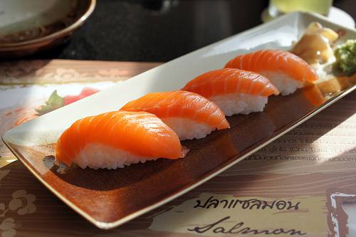 点击大图看下一张:海鲜寿司图片色味俱佳