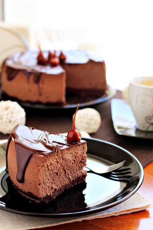 点击大图看下一张：美味巧克力蛋糕造型诱人