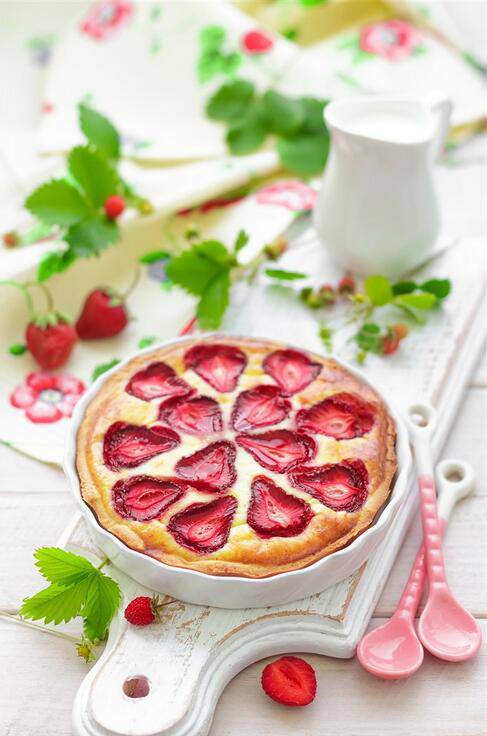 点击大图看下一张：造型精致美味的草莓甜点图片