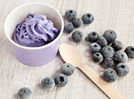 蓝莓冰淇淋高清摄影图片