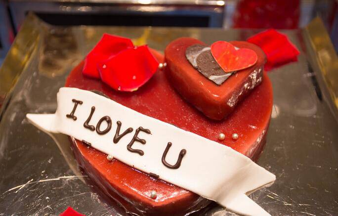点击大图看下一张：情人节浪漫心形蛋糕图片