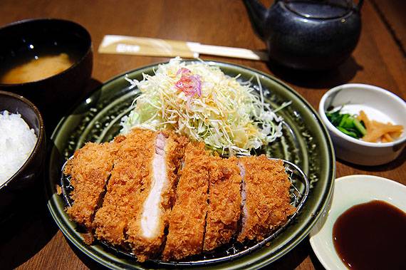 点击大图看下一张：日本炸猪排小吃图片香酥美味
