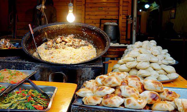 点击大图看下一张：新疆特色小吃大全 烤肉手抓饭令人垂涎
