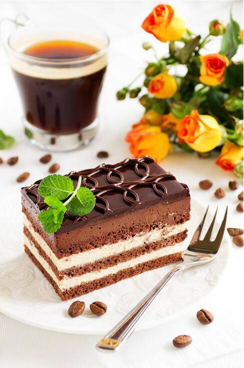 点击大图看下一张：下午茶甜点巧克力慕斯蛋糕图片