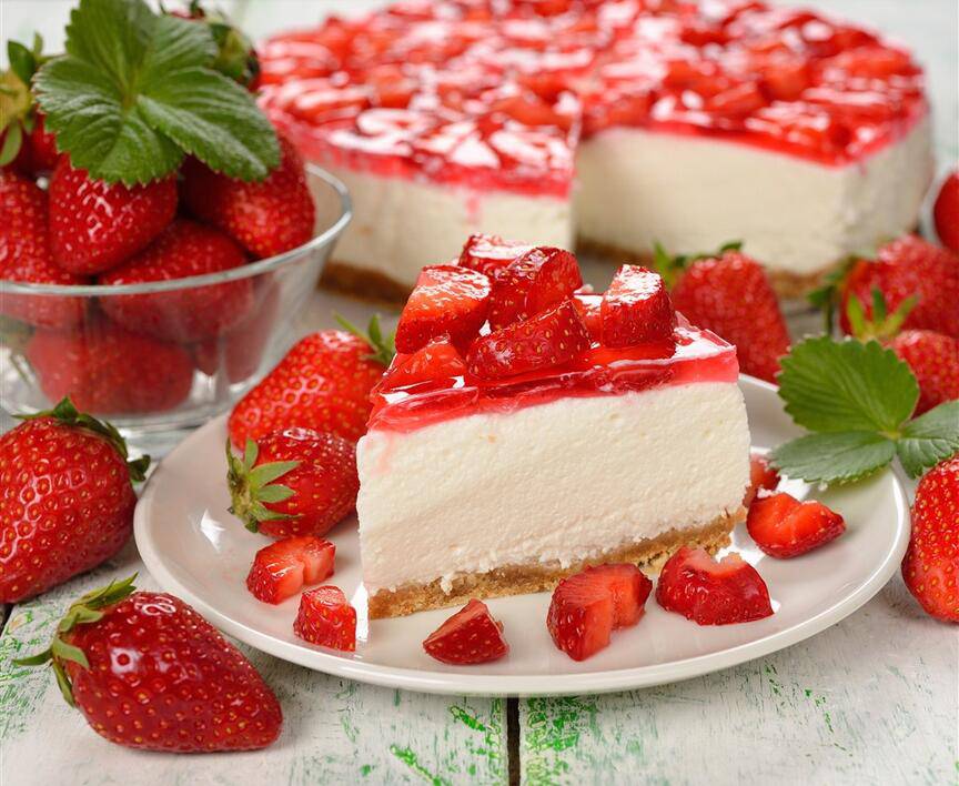点击大图看下一张：漂亮的草莓蛋糕高清图片