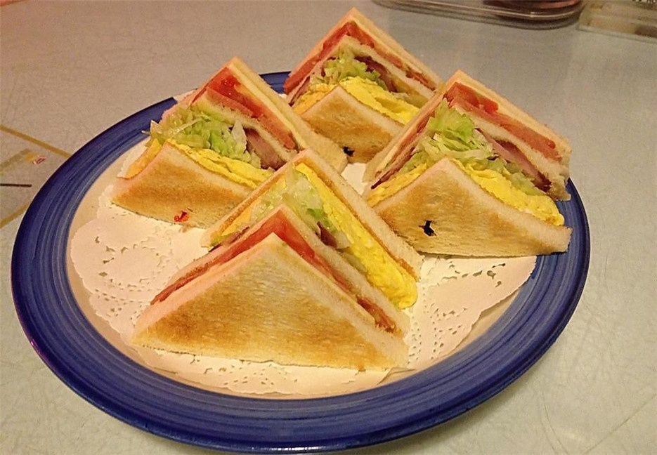 点击大图看下一张：美味可口的自制三明治图片欣赏