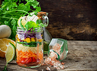 美味创意的罐头蔬菜沙拉拼盘