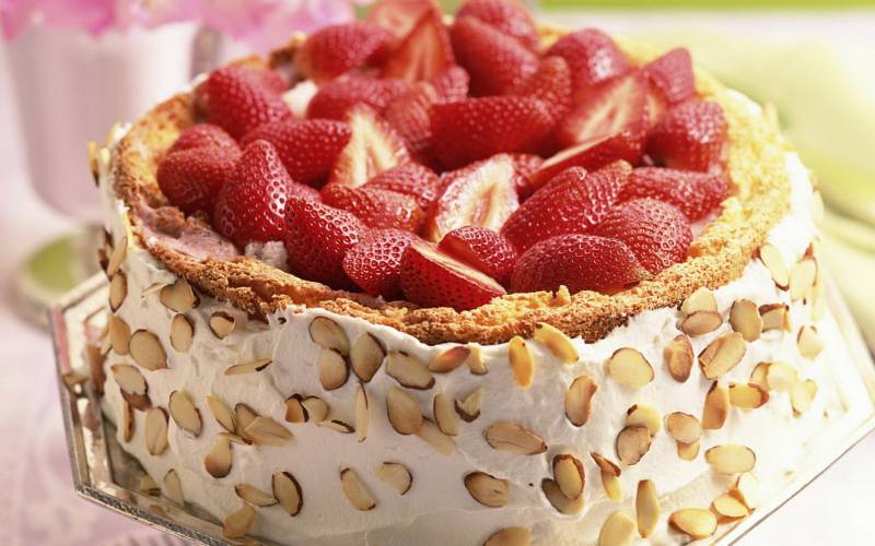 点击大图看下一张：鲜艳可口的水果蛋糕美食图片