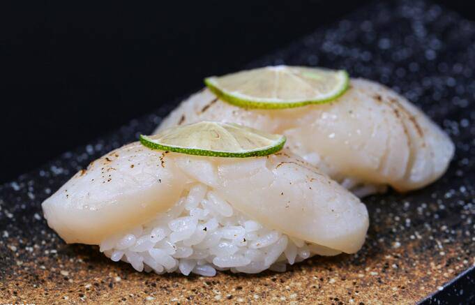 点击大图看下一张：日本传统美食带子寿司图片