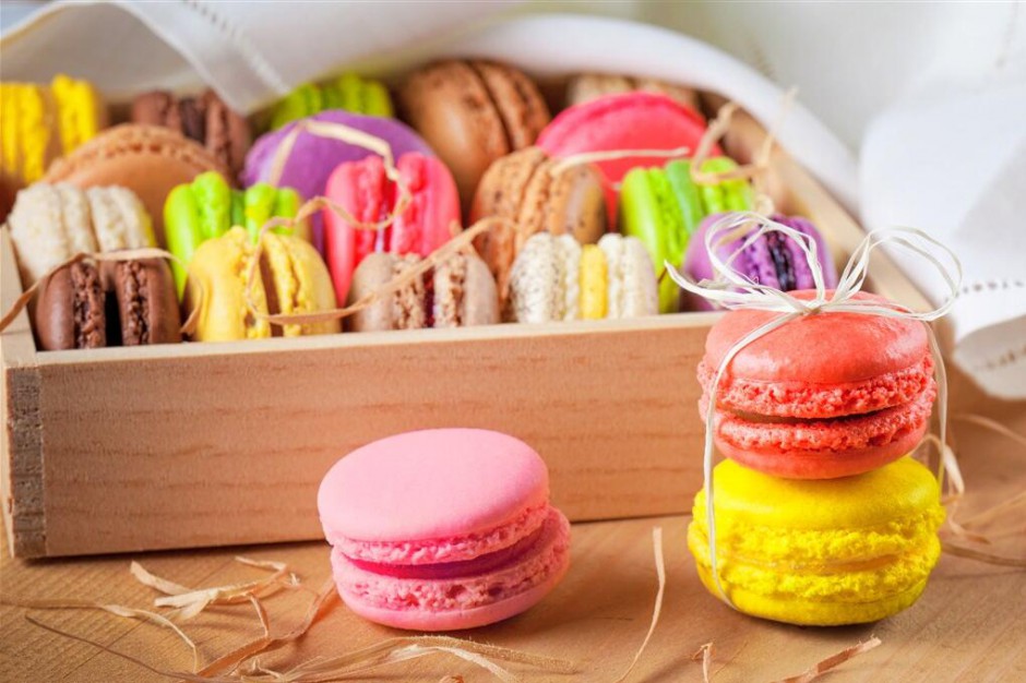 点击大图看下一张：放在木盒的法国甜点马卡龙图片