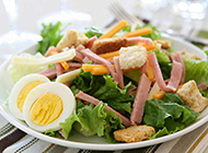 清爽可口的鸡蛋火腿蔬菜沙拉图片