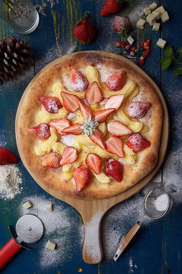 点击大图看下一张：鲜美的草莓奶油水果披萨