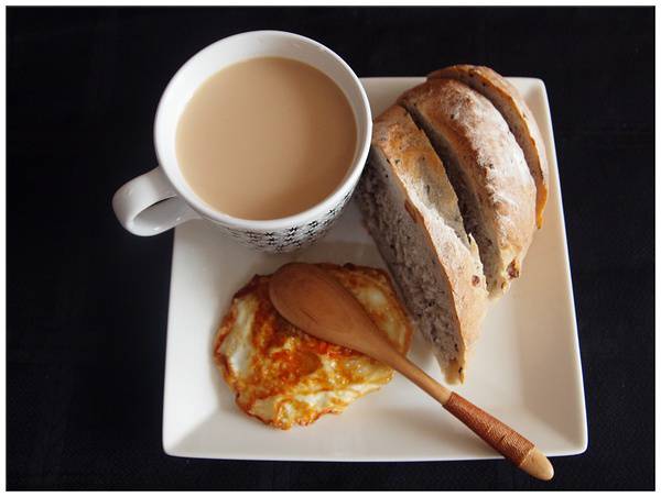 点击大图看下一张：营养早餐必选咖啡面包煎蛋