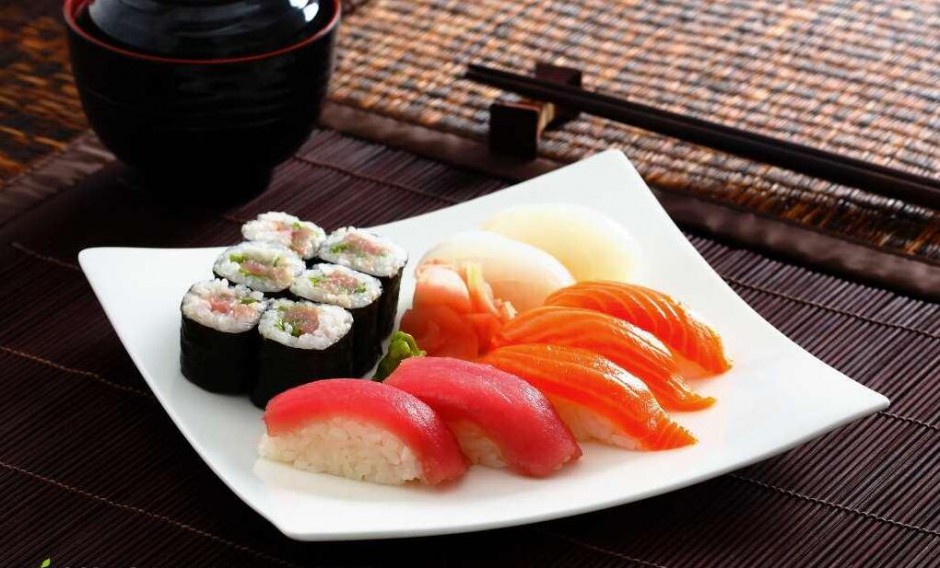 点击大图看下一张：味道鲜美的日式寿司拼盘图片