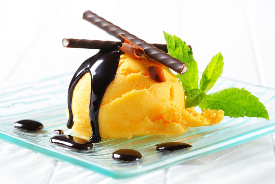 点击大图看下一张：清凉解渴的巧克力酸奶芒果冰淇淋