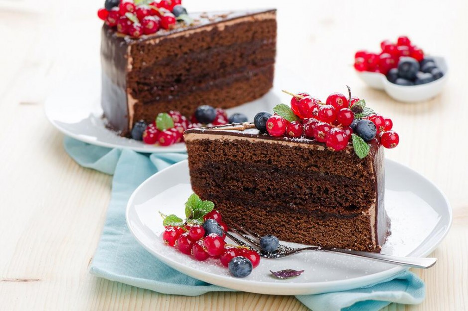 点击大图看下一张：诱人的樱桃黑森林蛋糕图片