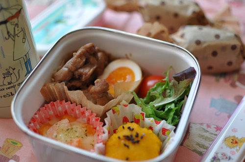 点击大图看下一张：日式简易米饭便当营养丰富