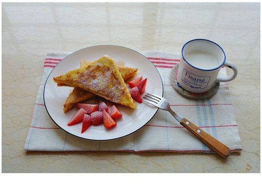 点击大图看下一张：自制简单丰富的早餐图片