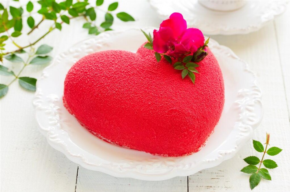 点击大图看下一张：唯美浪漫的红桃心蛋糕图片