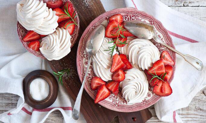点击大图看下一张：甜美爽滑的草莓冰淇淋图片