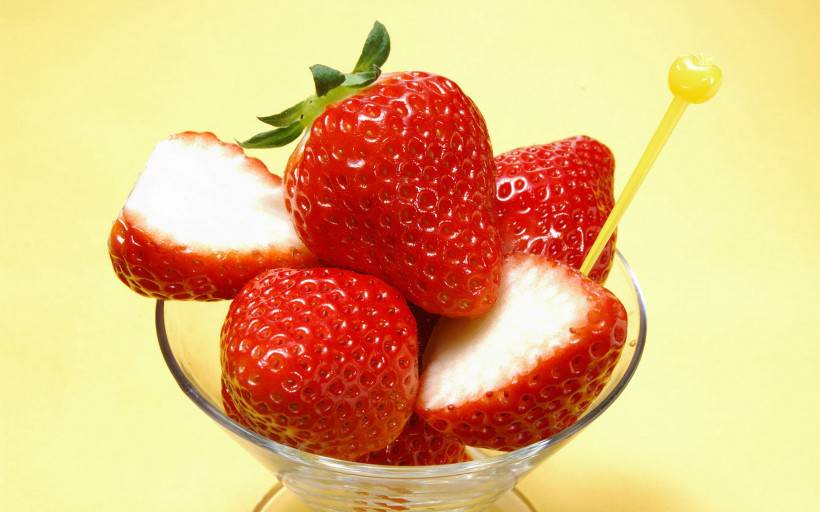 点击大图看下一张：香甜多汁的牛奶草莓图片