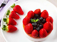 新鲜的草莓蓝莓蛋糕图片