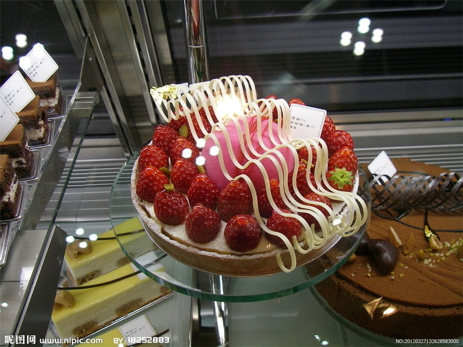 点击大图看下一张：诱人美味的巧克力草莓蛋糕图片
